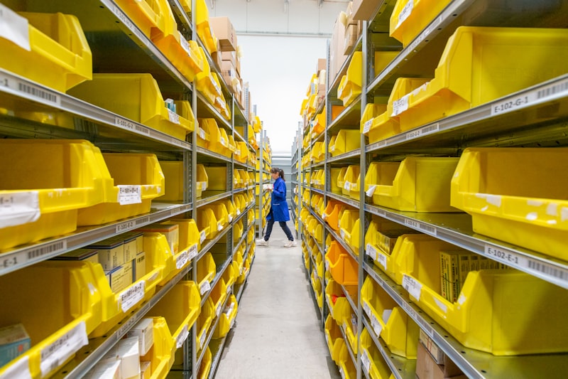 Bodega de almacenamiento con estanterías organizadas