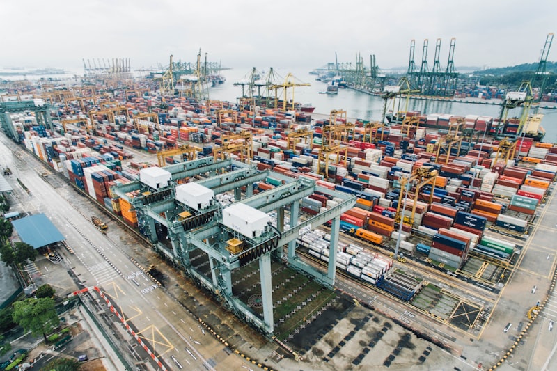 Vista aérea de terminal portuaria de contenedores