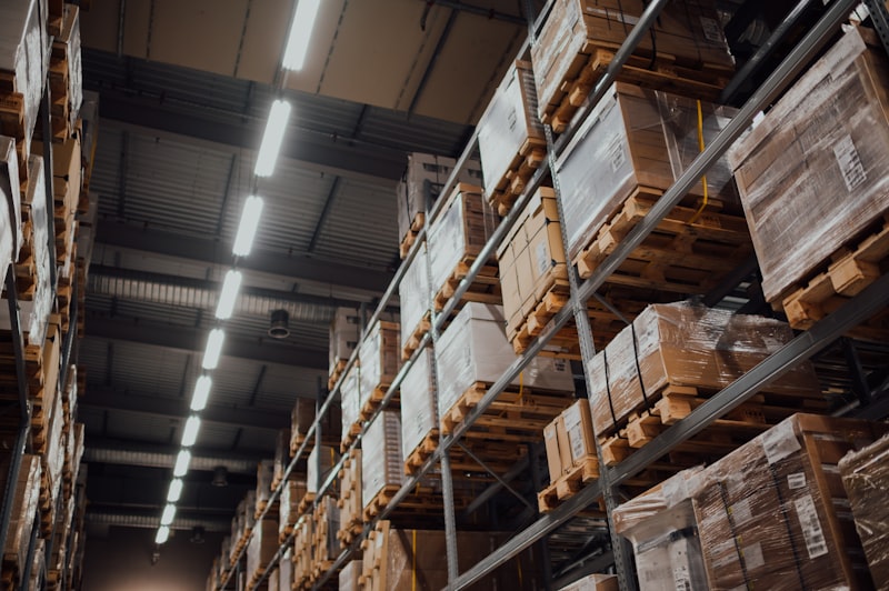 Racks de altura con mercadería paletizada