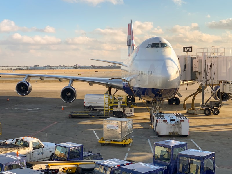 Avión de carga siendo cargado en plataforma - Servicio de carga aérea internacional
