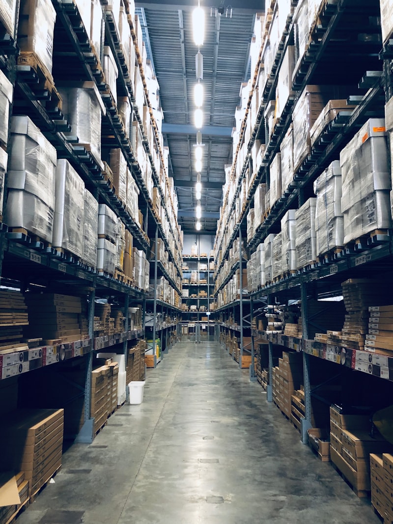 Bodega de almacenamiento con racks de altura