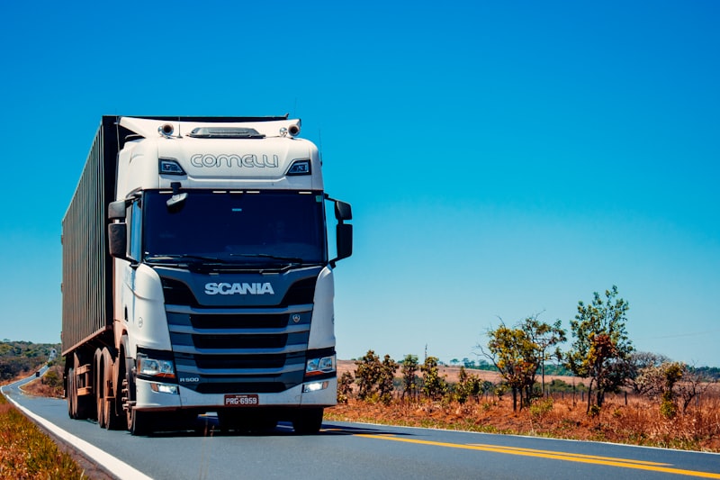 Camión de carga en carretera - Transporte terrestre nacional